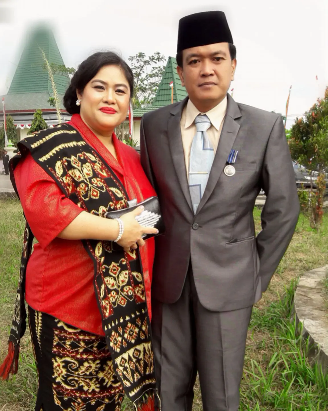 Ari Umbu, ayah Marion Jola, bersama istri (Facebook/Ari Umbu)