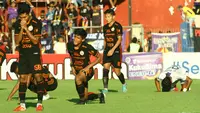 Pemain Persija tampak lesu setelah dikalahkan Persik 2-0 pada laga pekan ke-30 BRI Liga 1 2022/2023 di Stadion Brawijaya Kota Kediri, Minggu (12/3/2023). (Bola.com/Gatot Sumitro)