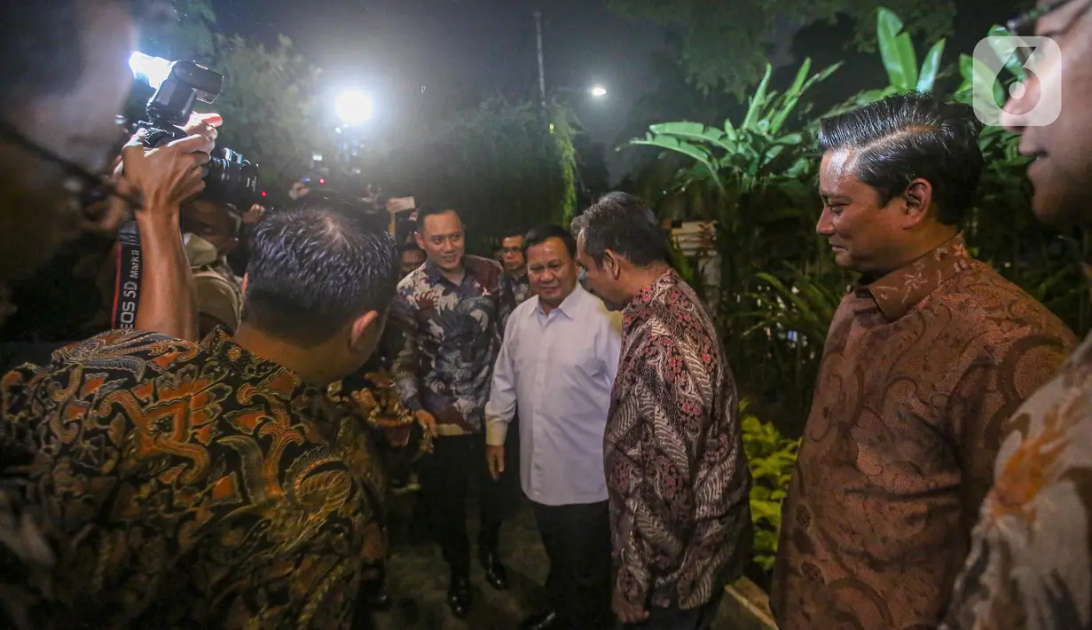Ketua Umum Partai Gerindra Prabowo Subianto menerima kedatangan Ketua Umum Partai Demokrat Agus Harimurti Yudhoyono di kediaman Kertanegara, Jakarta, Jumat (24/6/2022). Pertemuan antara Partai Demokrat dan Partai Garinda tersebut untuk mempererat komunikasi dan silaturahmi. (Liputan6.com/Faizal Fanani)