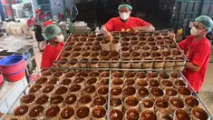 Pekerja menyelesaikan pembuatan kue keranjang di Pabrik Kue Hoki, kawasan Sawangan, Depok, Jawa Barat, Rabu (11/2/2025). Menjelang Perayaan Imlek 2026 atau 2577 Kongzili, kue keranjang atau Nian Gao menjadi salah satu makanan yang banyak diburu. (merdeka.com/Arie Basuki)