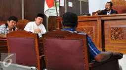 Suasana sidang lanjutan praperadilan praperadilan Mantan Gubernur Papua, Barnabas Suebu di PN Jakarta Selatan, Rabu (1/7/2015). Tampak kuasa hukum pengugat memberikan pertanyaan kepada Barnabas Suebu. (Liputan6.com/Yoppy Renato)