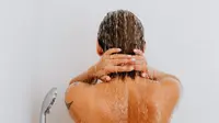 4 Dampak Buruk Mandi Air Panas Setiap Hari Bagi Kulit