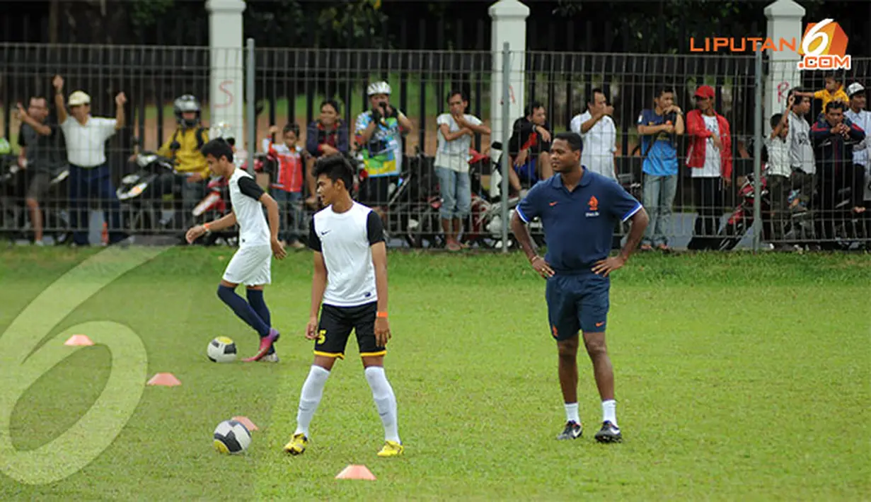 Patrick Kluivert terlihat hadir dalam sesi coaching clinic yang digelar di Lapangan C Senayan Jakarta pada Kamis 6 Juni 2013