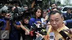 Ketua Fraksi PPP Hasrul Azwar memberikan keterangan pers saat mendatangi Polda Metro Jaya, Jakarta, Selasa (1/3). Kedatangannya hasrul untuk menemui Fanny Safriansyah alias Ivan Haz yang terjerat kasus penganiayaan pembantu. (Liputan6.com/Johan Tallo)