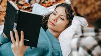 Ilustrasi membaca buku, cerpen. (Foto oleh Tim  Samuel: https://www.pexels.com/id-id/foto/alam-orang-pasangan-wanita-5845008/)