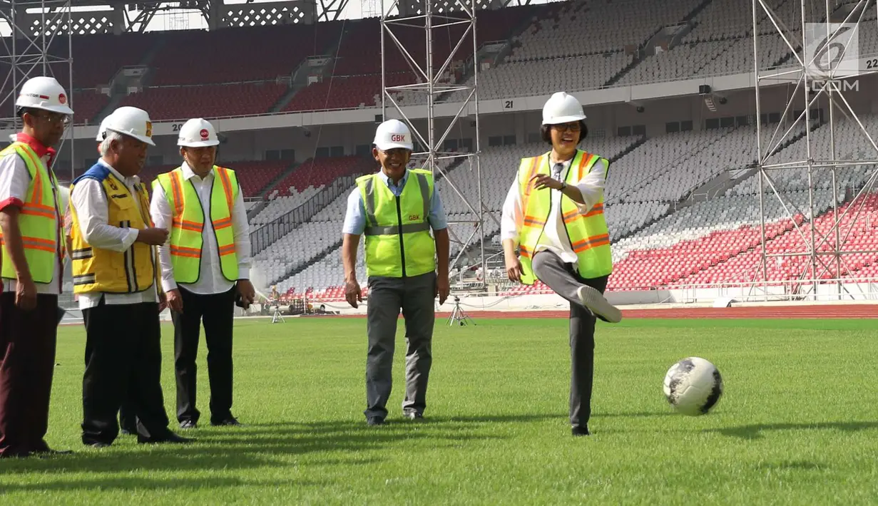 Menteri Keuangan Sri Mulyani Indrawati menendang bola saat menjajal rumput Stadion Utama Gelora Bung Karno di Senayan, Jakarta, Kamis (23/11). Kedatangan Sri Mulyani untuk meninjau venue yang akan digunakan Asian Games 2018. (Liputan6.com/Angga Yuniar)