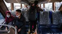 Sejumlah penumpang menaiki bus Antar Kota Antar Provinsi di Terminal Bayangan Lebak Bulus, Jakarta, Kamis (21/4/2022). Sebagian pemudik memilih pulang kampung lebih awal untuk menghindari puncak arus mudik yang diperkirakan dimulai pada H-5 dan H-3 Lebaran 2022. (Liputan.com/Faizal Fanani)