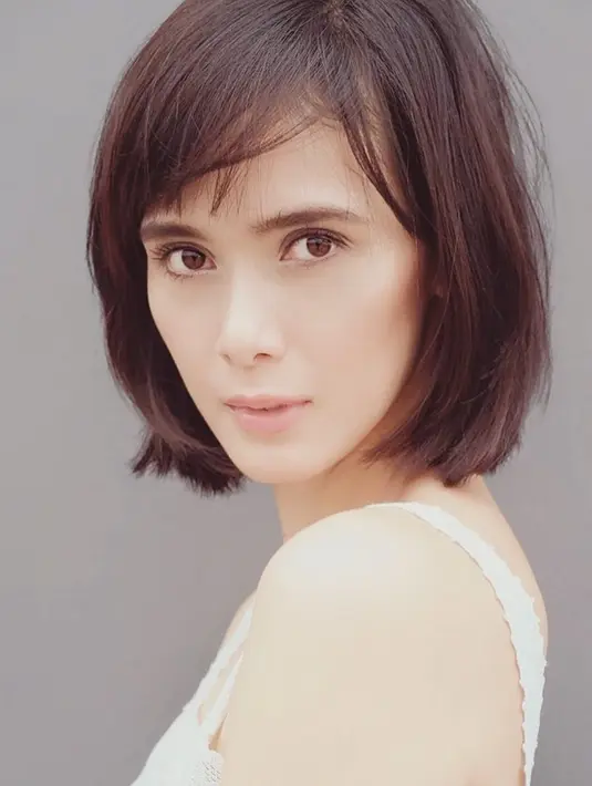 Wanita kelahiran 7 November 1982 ini juga merupakan sepupu dari model sekaligus artis cantik Mariana Renata. Sama-sama memiliki paras yang cantik, keduanya pun nampak seperti pinang dibelah dua. (Liputan6.com/IG/@renata711)
