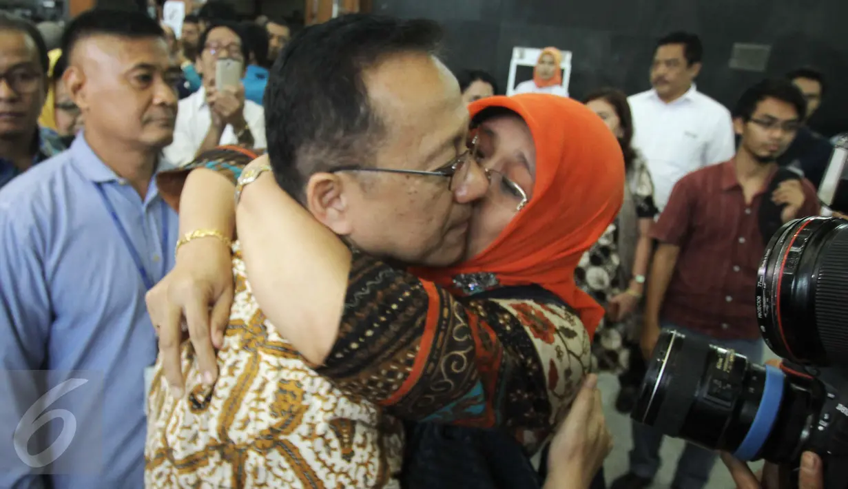 Sanak keluarga memeluk Irman Gusman usai menjalani sidang di Pengadilan Tipikor Jakarta, Senin (20/2). Menanggapi vonisnya, Irman Gusman meminta waktu selama 7 hari kepada majelis hakim. (Liputan6.com/Helmi Afandi)