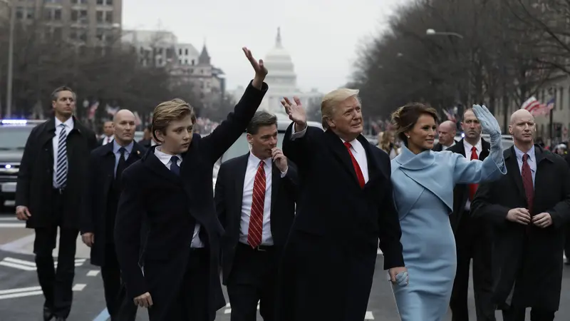 Momen Canggung Barron Trump Saat Pelantikan Presiden AS