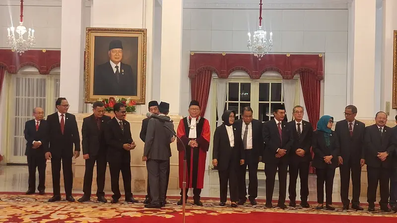 Arsul Sani sempat berbincang dengan Menteri Koordinator Bidang Politik, Hukum, dan Keamanan Mahfud Md dan hakim Mahkamah Konstitusi (MK), Anwar Usman.