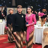 Kembali berpose bersama sang suami, Erina bak putri Jawa dalam balutan kebaya berwarna fuchsia. Tak hanya kebayanya yang sangat cantik, tapi penampilan keseluruhan Erina Gudono juga sangat menarik untuk disimak. Ia memadukannya dengan kain batik yang serasi sebagai bawahan, menggulung rambutnya secara tradisional, dan menambahkan beberapa aksesori yang tak berlebihan. Foto: Instagram.