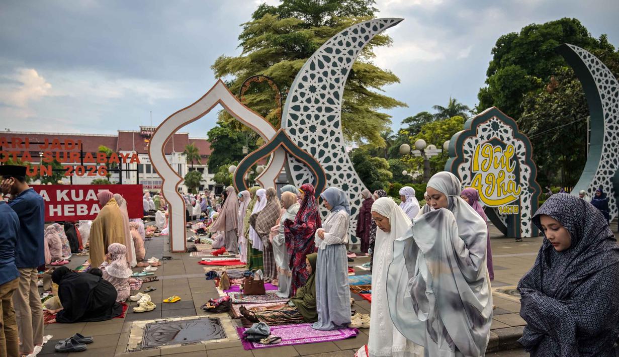 Para jemaah Muslim melaksanakan salat Idul Adha, atau Hari Raya Kurban, di balai kota Surabaya, Jawa Timur pada Rabu 27 Mei 2026. (Juni KRISWANTO/AFP)
