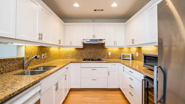 Desain Dapur Murah dengan Countertop Granit Imitasi