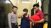 HS (53) yang mengaku sebagai Kanjeng Sultan ditangkap polisi lantaran mencabuli gadis di bawah umur. (Foto: Liputan6.com/Polres Kebumen/Muhamad Ridlo)