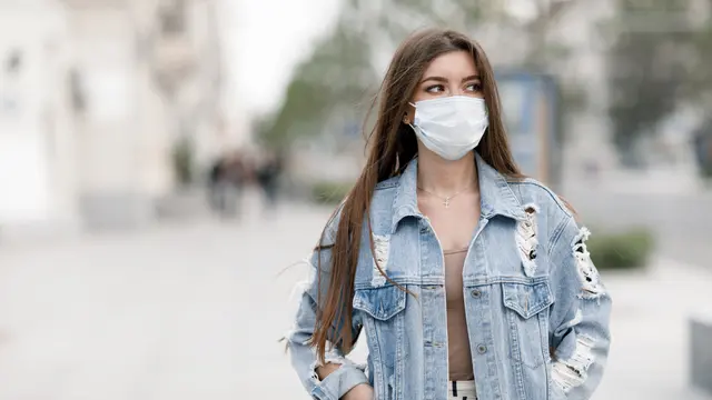 Perempuan Mengenakan Masker