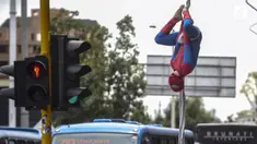 Saat ini Sang Spider-Man bisa mendapat uang setara Rp 333 ribu dari satu pengendara mobil yang melintas.