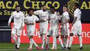 Pemain Real Madrid Karim Benzema (ketiga kiri) merayakan bersama rekan satu timnya usai mencetak gol ke gawang Cadiz pada pertandingan La Liga Spanyol di Stadion Ramon Carranza, Cadiz, Spanyol, Rabu (21/4/2021). Real Madrid menang 3-0. (AP Photo/Jose Breton)