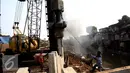 Aktivitas pemasangan tiang pancang untuk turap di Kali Ciliwung, Kampung Pulo, Jakarta (26/08/15). Pemprov DKI Jakarta menargetkan pemasangan turap selesai dalam waktu tiga bulan. (Liputan6.com/Gempur M Surya)