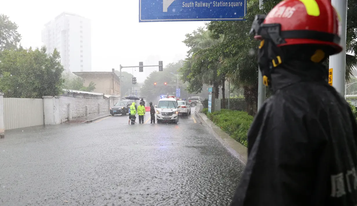 Doksuri, topan kedua yang mendarat di China dalam waktu kurang dari dua minggu, akan bergerak ke utara di mana 10 provinsi akan mengalami hujan lebat. (STR/AFP)