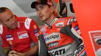 Pembalap Ducati, Jorge Lorenzo mengomentari aksi Danilo Petrucci pada kualifikasi MotoGP Jerman 2018. (Twitter/Ducati Motor)