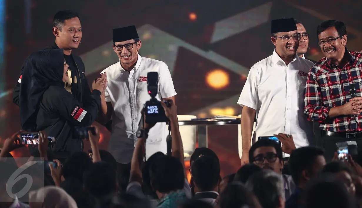 Suasana usai acara Debat Pilgub DKI 2017 putaran kedua, Jakarta, Jumat (27/1). Para paslon terlihat bernyanyi bersama. (Liputan6.com/Faizal Fanani)