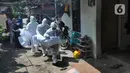 Tim relawan dari Polmas Bogor membawa peralatan saat mengurus jenazah warga korban COVID-19 yang meninggal saat isolasi mandiri di Bogor, Jawa Barat, Jumat (9/7/2021). Relawan bekerja tanpa digaji dan murni karena solidaritas kemanusiaan. (merdeka.com/Arie Basuki)