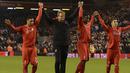 Pelatih dan pemain Liverpool menyapa suporter usai laga Liga Premier Inggris di Stadion Anfield, Inggris, Minggu (13/12/2015). (AFP/Oli Scarff)