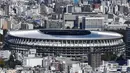 Stadion Nasional Tokyo yang baru untuk Olimpiade dan Paralimpiade Tokyo 2020 terlihat setelah selesai direnovasi di Tokyo (30/11/2019). Sebagian atap stadion dibuat menggunakan kayu yang diambil dari seluruh 47 prefectures, area administrasi, Jepang. (AFP Photo/Charly Triballeau)