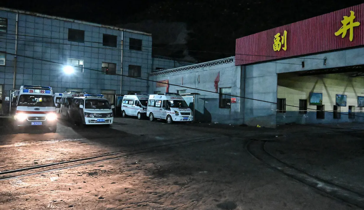 Sejumlah mobil ambulans menunggu di luar lokasi ledakan tambang batu bara di Pingyao, di provinsi Shanxi, China utara (19/11/2019). Kantor berita resmi China, Xinhua melaporkan ledakan tambang batu bara menewaskan 15 orang. (AFP Photo)