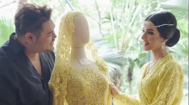 Selebgram Tasya Farasya berpose dengan gaun pengantin berwarna kuning karya desainer Ivan Gunawan bersama. Gaun pengantin tersebut dibuat Ivan untuk momen pernikahan Tasya. (Instagram/ivan_gunawan)