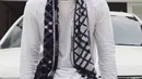 Gayanya begitu fashionable ketika memedukan kaos puih dan jeans putih serta kacamta hitam. Ditambah aksesoris craft bercorak, penampilan aktor berusia 27 tahun ini trendi banget. (Liputan6.com/IG/@ammarzoni)