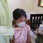 Siswa mendapatkan imunisasi campak pada Bulan Imunisasi Anak Sekolah (BIAS) di SDN Serua 3, Ciputat, Tangerang Selatan, Rabu (2/9/2020). Pemberian vaksin tersebut untuk sistem kekebalan tubuh dan mengurangi risiko anak terkena penyakit. (Liputan6.com/Fery Pradolo)