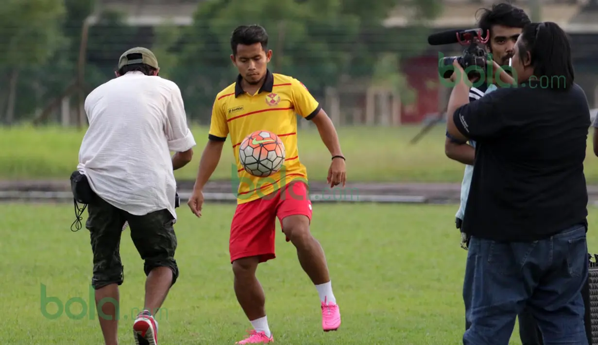 Andik Vermansah beraksi didepan kamera saat pengambilan gambar untuk iklan tim Selangor FA di Stadion Mini, Shah Alam, Selangor, Malaysia, Rabu (27/01/2016). (Bola.com/Nicklas Hanoatubun)