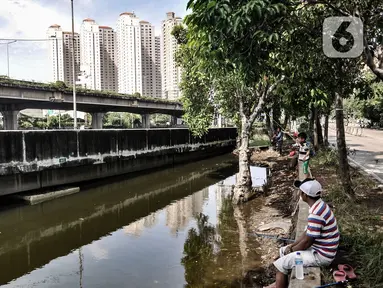 Warga saat memancing di Kali Ancol, Jakarta Utara, Kamis (11/3/2021). Kali Ancol menjadi wisata alternatif warga, terutama bagi yang hobi memancing untuk menghabiskan waktu liburan. Selain orang dewasa, sejumlah anak-anak pun terlihat asyik memancing di Kali Ancol. (merdeka.com/Iqbal S. Nugroho)