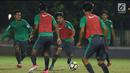 Pemain Timnas Indonesia U-19 berebut bola saat latihan perdana jelang laga melawan Jepang U-19 di Lapangan A Kompleks GBK, Jakarta, Kamis (22/3). Laga kedua tim akan digelar Minggu (25/3). (Liputan6.com/Helmi Fithriansyah)