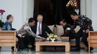 Presiden Jokowi, CEO Softbank, Masayoshi Son dan mantan Perdana Menteri Inggris Tony Blair, di Istana Kepresidenan Jakarta, Jumat (28/2/2020). (Biro Pers Istana)