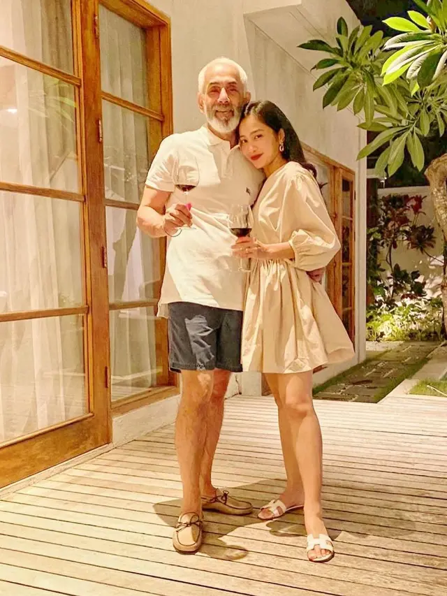 8 Potret Liburan Bunga Zainal dengan Keluarga di Bali, Tetap Stylish