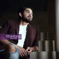 Aktor Reza Rahadian sukses dalam melakoni peran yang dimainkan. Beberapa judul film yang dibintangi sukses dipasaran. Meski terbilang sukses menjadi aktor, hingga kini, ia belum siap bekerja dibelakang layar. (Bambang E. Ros/Bintang.com)