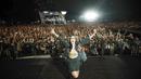 Momo Geisha saat berfoto bersama penonton di panggung Playlist Live Festival 2.0 di Bandung, Minggu (18/9/2022). Penonton dibuat galau saat penyanyi kelahiran Pekanbaru tersebut membawakan lagu Lumpuhkan Ingatanku. (Instagram/@therealmomogeisha)