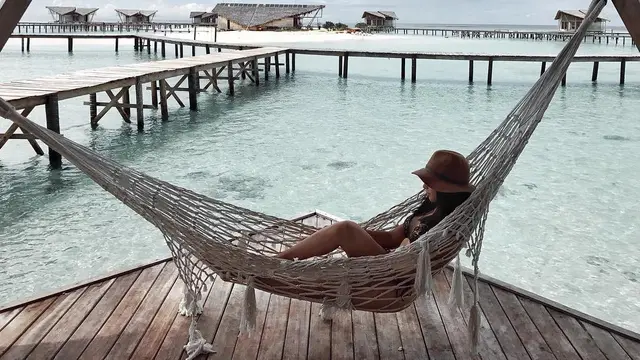[Bintang] 8 Potret Nikita Willy Saat Berlibur di Pantai