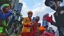 Komunitas Aku Badut Indonesia menggelar aksi penggalangan dana saat Car Free Day (CFD) di kawasan Thamrin, Jakarta, Minggu (6/1). Mereka melakukan atraksi akrobatik untuk menggalang dana bagi korban bencana tsunami Selat Sunda. (Liputan6.com/Johan Tallo)