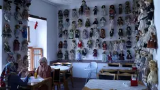 Pengunjung menikmati pesanan dengan boneka yang dipajang di kedai kopi Turki bernama Ankara Castle di Ankara, 8 Agustus 2019. Kedai kopi itu menyambut pengunjung dengan koleksi unik sebanyak 7.500 boneka porselen dari 81 negara yang dikumpulkan pemiliknya selama lebih dari 20 tahun. (Adem ALTAN/AFP)