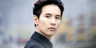 Won Bin merupakan salah satu aktor legenda Korea. Kepopuleran suami Lee Na Young ini memang sudah tak perlu diragukan lagi. Walaupun lama tak muncul, akan tetapi ia masih tetap populer. (Foto: Allkpop.com)