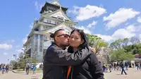 Ronal Surapradja bersama istrinya, Seruni Purnamasari, saat liburan di Jepang  (dok.Instagaram/@rocknal/https://www.instagram.com/p/CPTMOH6taib/Komarudin)