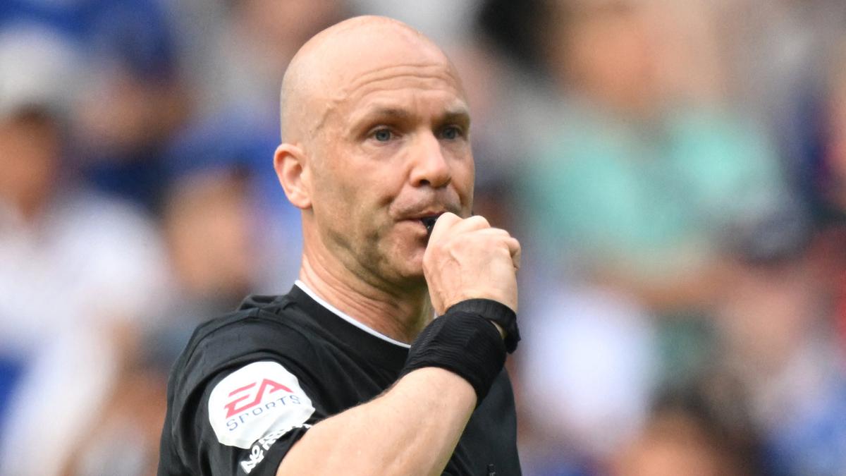 Wasit Top Inggris Anthony Taylor Umumkan Pensiun