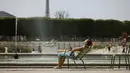 <p>Seorang wanita menikmati matahari saat suhu yang diperkirakan akan naik di Taman Tuileries, Paris, Prancis, 10 Juli 2023. (AP Photo/Thomas Padilla)</p>