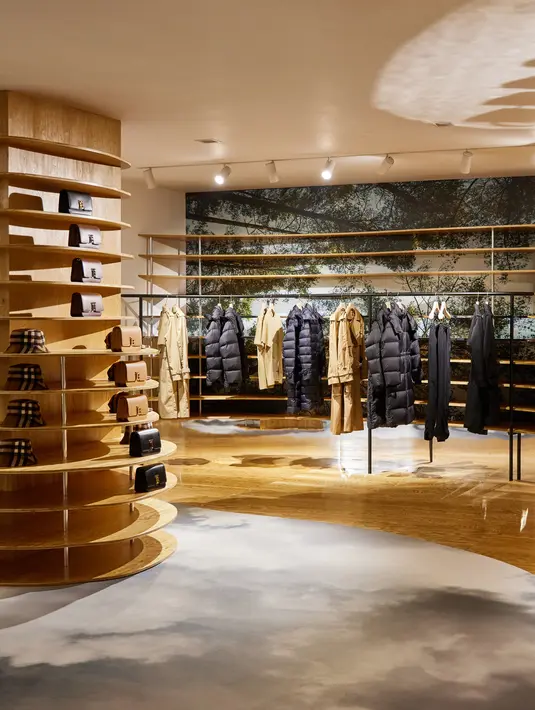 Mengambil inspirasi dari Pulau Jeju sendiri, Burberry berhasil membuat ruang futuristik yang seperti mimpi, terhubung dengan alam, tapi ditafsirkan dengan modernitas dan struktur arsitektur yang imajinatif. Foto: Document/Burberry.