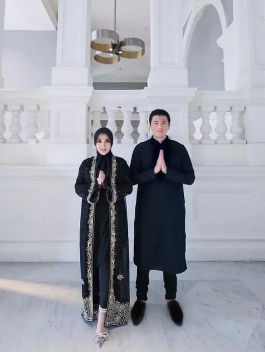 Syahrini dan Reino Barack merayakan lebaran tahun ini di Singapura. Keduanya kompak mengenakan pakaian serba hitam, Syahrini mengenakan outer panjang. Credit: Instagram (@princessyahrini)