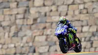 Pembalap Movistar Yamaha, Valentino Rossi beraksi pada latihan bebas MotoGP Aragon 2017. (JAVIER SORIANO / AFP)